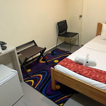 Single Sharing Room And Short Hours Stay At Sandpiper Hotel Singapore Exterior photo